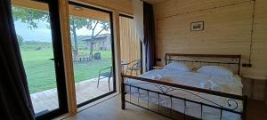 Postel nebo postele na pokoji v ubytování Chubini Winery & Cabins