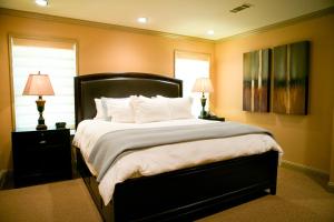 
a bedroom with a large bed and a large window at The Sanford House Inn & Spa in Arlington
