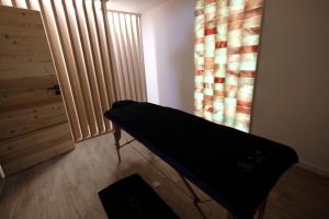 un piano en una habitación con ventana y puerta en The French Lodge, en Peisey-Nancroix