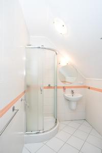 a bathroom with a shower and a sink at Zielony Zakątek in Ostrołęka +19 photos