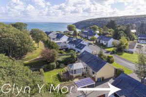 een luchtzicht op een huis met zonnepanelen bij Glyn-y-Mor - Llanbedrog in Llanbedrog