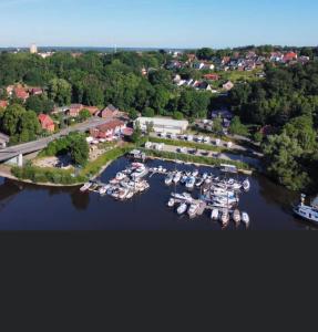 eine Luftansicht auf einen Yachthafen mit Booten im Wasser in der Unterkunft Marina Beach Lauenburg in Lauenburg
