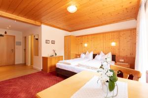 pokój hotelowy z łóżkiem i stołem w obiekcie Appartement Schöne Aussicht w Saalbach Hinterglemm