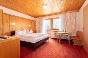 pokój hotelowy z łóżkiem i stołem w obiekcie Appartement Schöne Aussicht w Saalbach Hinterglemm