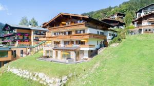 dom na szczycie wzgórza z domami w obiekcie Appartement Schöne Aussicht w Saalbach Hinterglemm