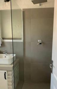W łazience znajduje się prysznic i umywalka. w obiekcie Alimama Spaces The Manson's Cote de Val w mieście Parys