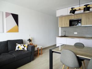 Dapur atau dapur kecil di Las Americas Luxury Low-Cost Apartment with Terrace & Views