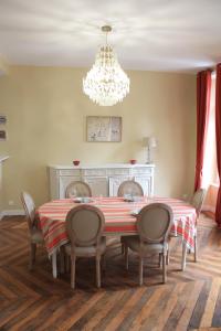 莫爾萊的住宿－Duc de Bretagne Luxury Apparthotel，餐桌、椅子和吊灯