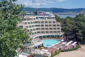  Elle offre une vue aérienne sur un hôtel doté d'une piscine. dans l'établissement Jeravi Beach Hotel - All Inclusive, à Sunny Beach