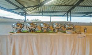 una mesa con un montón de electrodomésticos plateados encima en Treebo Aquamarine Arpora With Pool, en Arpora 45 fotos más