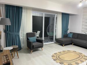 ein Wohnzimmer mit einem Sofa und einem Stuhl in der Unterkunft Nefes evleri in Demre