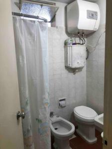 La petite salle de bains est pourvue de toilettes et d'un lavabo. dans l'établissement La Susy, à Salto
