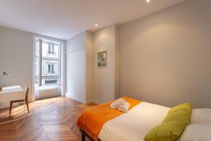 a bedroom with a bed and a desk at DIFY Le Franklin - Bellecour in Lyon