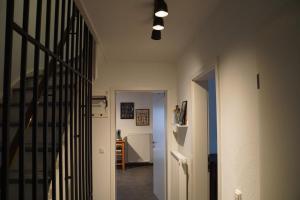 einen Flur mit einer Treppe, die zu einem Zimmer führt in der Unterkunft Eifel-Ferienhaus Landblick in Hürtgenwald + 30 Fotos