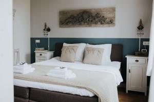 1 dormitorio con 1 cama con 2 toallas en De vijgenhof en Appingedam