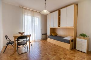um quarto com uma cama, uma secretária e uma mesa em Luminoso appartamento con ampia terrazza em San Bartolomeo al Mare
