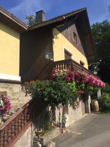 Un edificio con flores en el costado. en Winzerhäuschen Kern, en Fehring