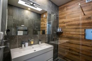 Koupelna v ubytování SCANDIC Apartments Plešivec + 37 fotografií