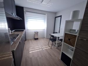 Una pequeña cocina con una mesa y una ventana. en Mirador de Cárchel, en Carchel