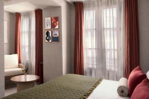 una camera d'albergo con letto e finestra di HOTEL SOOKIE a Parigi