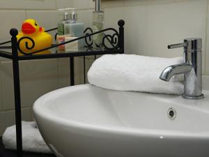 A bathroom at The Mulberry Inn 