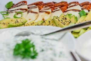 un plato de comida con tofu y gofres con una cuchara en Hotel am Marschiertor, en Aachen