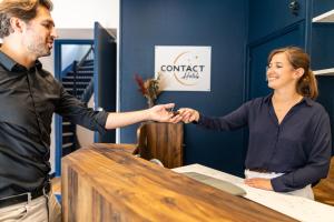 雷恩雷恩中央车站大西洋酒店的男人和女人握手在柜台