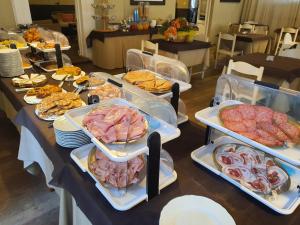 マリーナ・ディ・ピエトラサンタにあるHotel Le Focetteの食器のトレーが並ぶテーブル