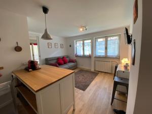 Una cocina y una sala de estar con una mesa y un sofá. en Chasse neige - Cervinia, en Breuil-Cervinia