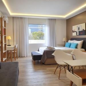 una camera da letto con un letto grande e una finestra di Lucania Palazzo Hotel a Comodoro Rivadavia