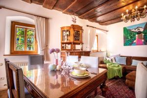 Posedenie v ubytovaní Historic Lakeview Apartments Hallstatt + 34 fotografií