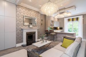 uma sala de estar com um sofá e uma lareira em Wellington Square - By Luxury Apartments em Cheltenham