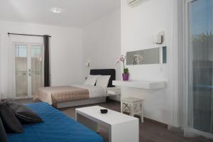 アギア・マリーナ・ネア・キドニアスにあるAestas Apartmentsのリビングルーム(ベッド2台、ソファ付)