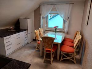 een keuken met een tafel en stoelen en een raam bij Ferienwohnung Krämer in Bönnigheim