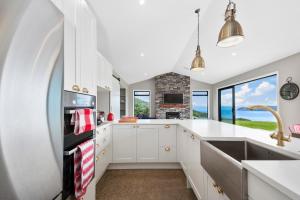 A kitchen or kitchenette at Locheagles Nest - Kinloch Holiday Home