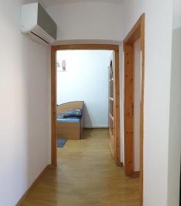 a hallway with a bedroom and a bed in a room at Vio apartament in Zalău