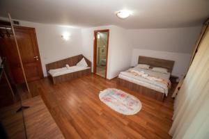- une chambre avec 2 lits et un miroir dans l'établissement CASA BINU, à Arieşeni
