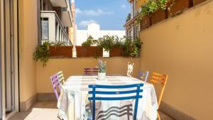 une table avec des chaises et un chiffon de table blanc et bleu dans l'établissement Rental in Rome - Annietta, à Rome