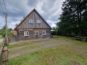 una grande casa in legno situata in cima a un campo di Ferienhaus am Mühlteich a Rietschen