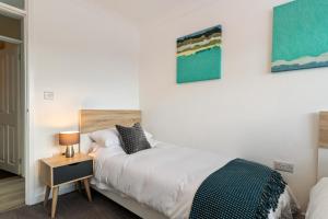 Cama o camas de una habitación en 25 Coedrath Park - Sea Views from Balcony, Short Walk to Beach, Parking