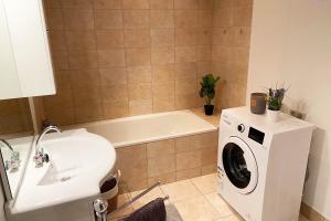 Koupelna v ubytování 2 room work & stay flat with Smart-TV and WLAN