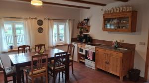 una cucina con un tavolo e una sala da pranzo di Ferienhaus am Mühlteich a Rietschen