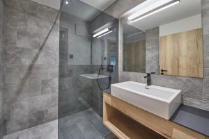 y baño con lavabo y espejo. en Appartements Gappmaier, en Saalbach Hinterglemm