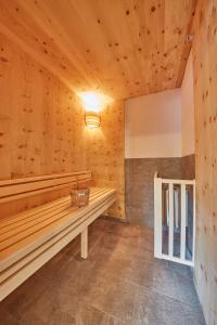 una sauna con banco en una sala de madera en Appartements Gappmaier, en Saalbach Hinterglemm