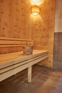 una sauna con un cubo en una pared de madera en Appartements Gappmaier, en Saalbach Hinterglemm