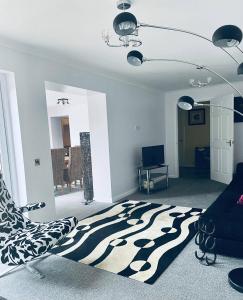 uma sala de estar com um tapete de estampa de zebra no chão em Remus B&B em Lochgelly