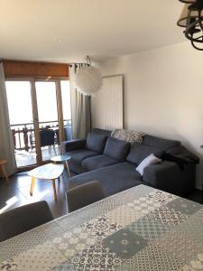 sala de estar con sofá y mesa en Greppons COSY & MOUNTAIN apartments by Alpvision Résidences, en Veysonnaz