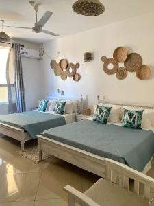 Tempat tidur dalam kamar di Nyali Emirates Reef Apartment