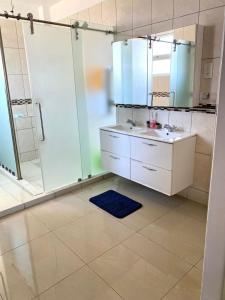 Kylpyhuone majoituspaikassa Nyali Emirates Reef Apartment