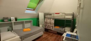 ein kleines Zimmer mit 2 Etagenbetten und einem Fenster in der Unterkunft Hostel Kislorod O2 in Jaroslawl